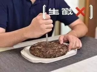 普洱茶开饼误区 />
</p>
<p>
	<strong>3、生戳</strong> 
</p>
<p>
	至于竹制的茶匙或是茶针，本是茶席上的小物件。它们过于脆弱，这种力气活还是别麻烦他们了吧?
</p>
<p>
	<br />
</p>
<p>
	茶饼可以最大限度的节省茶叶体积。不仅便于运输，更利于存放。但拆茶饼的误区还是有很多人却不清楚，经过了小编以上的介绍相信各位都有了一定的了解，如果想要正确的进行普洱茶开饼的话你可以前往茶馆加盟店或者自己学习正确的开饼技巧。关于如何普洱茶开饼的误区的相关知识就先介绍到这，如果你想要了解更多的茶叶知识或者想要知道更多的<a href=