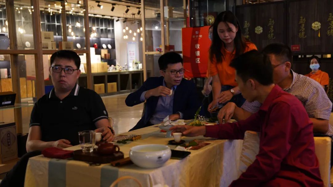 品茗论道，以茶会友