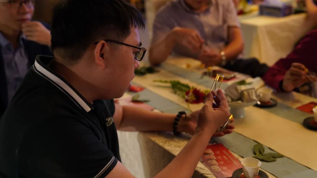 品茗论道，以茶会友
